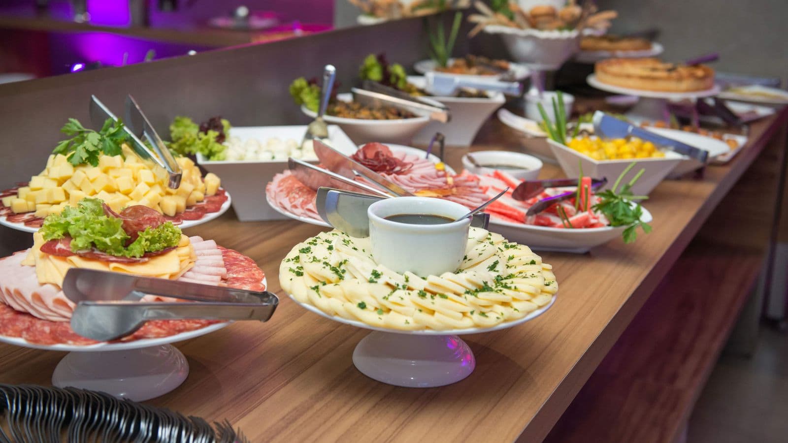 Business traveller at a conference buffet, illustrating how a provided meal gets deducted from a daily per diem