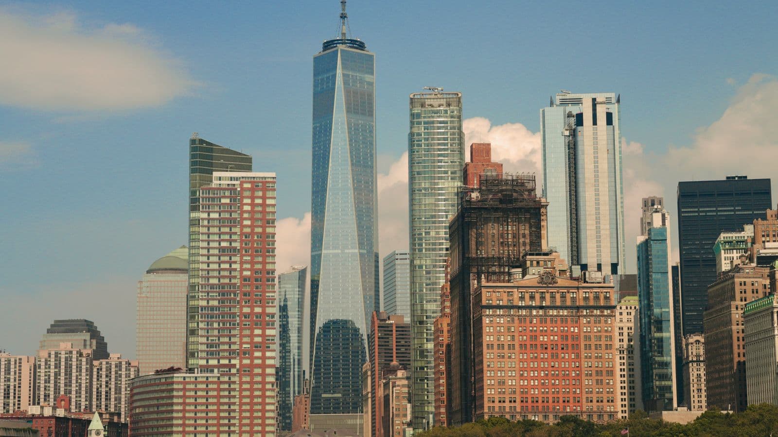 Manhattan skyline at dusk, representing New York City's steeply seasonal GSA per diem lodging rates